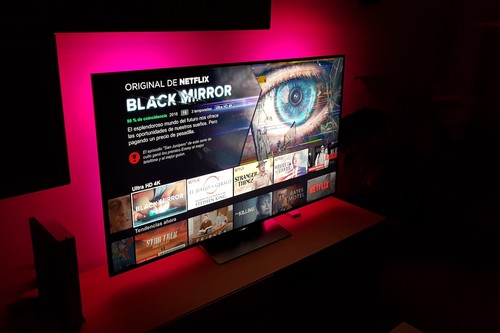 Así he montado un sistema casero con luces LED para crear una iluminación ambiente en la zona trasera de la tele