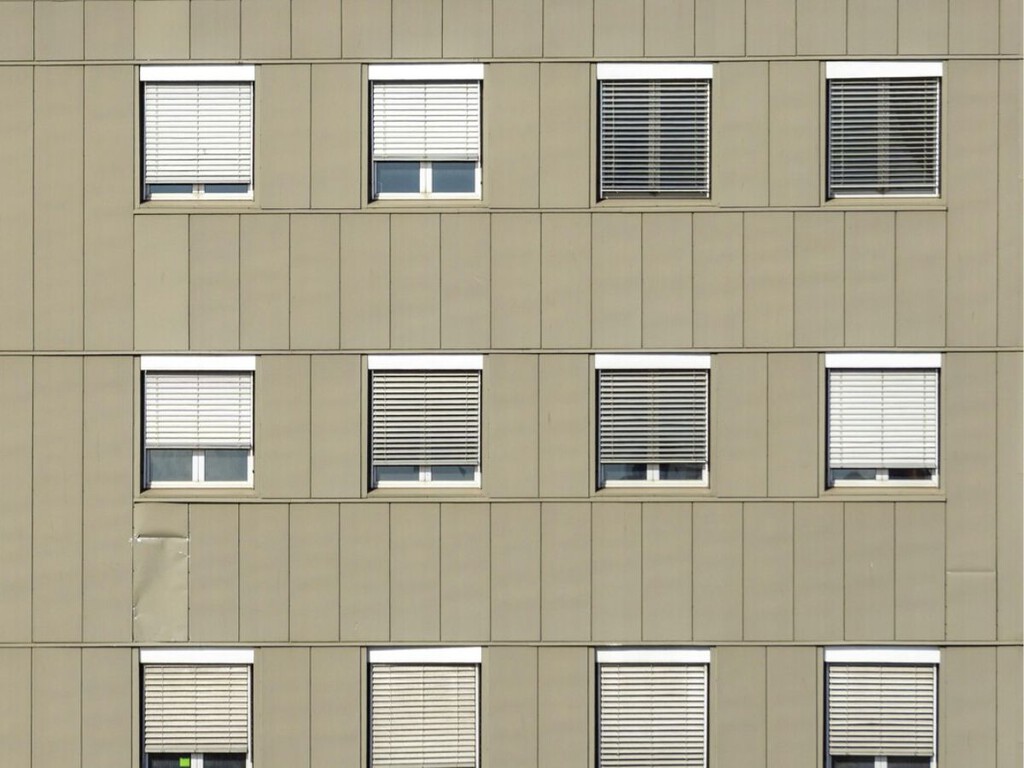 El truco de genio para limpiar las persianas por fuera de forma rápida y fácil en edificios altos (y sin correr riesgos) 
