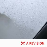Ni con un trapo ni con las manos: ahora que llueve y los cristales del coche se empañan, así es como quito el vaho en pocos segundos 