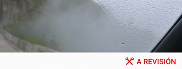 Ni con un trapo ni con las manos: ahora que llueve y los cristales del coche se empañan, así es como quito el vaho en pocos segundos 