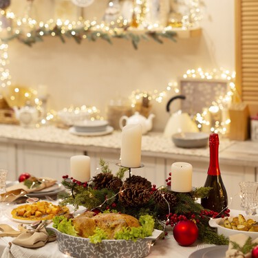 Mañana llega a Aldi la vajilla navideña de cuatro servicios que renovará tu mesa por menos de 30 euros