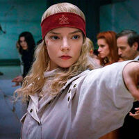 Una profecía quiere que Anya Taylor-Joy tire a Chris Evans a un volcán para salvar el mundo, y estoy deseando ver esta peli aunque no me dejen 