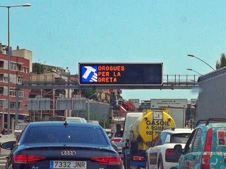 "Drogas por la derecha", o cuando el Servei regala por error un meme a los automovilistas