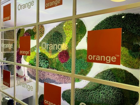 Orange estanca sus ingresos: la pérdida de usuarios se compensa con clientes que pagan más y servicios mayoristas