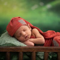 Los nombres de bebé más populares en Reino Unido para niño y para niña (y su significado)