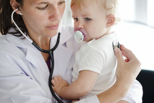 Fibrosis quística en bebés y niños: qué es, cuáles son sus síntomas y qué tratamientos existen