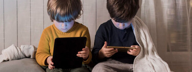 Estos son los siete momentos en los que no deberías darle pantallas a tus hijos