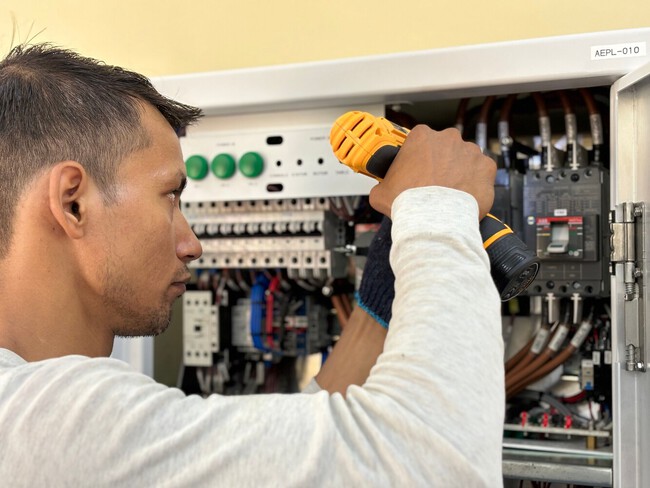 Un electricista, sobre reformar una casa: "Antes cambiar la instalación eléctrica costaba 2.000 euros, ahora ya supera los 6.000"