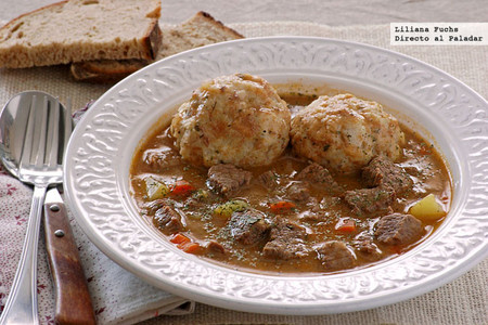 Bauernsuppe con Semmelknödel, sopa campesina con albóndigas de pan. Receta alemana