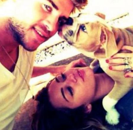 Miley Cyrus y Liam Hemsworth presentan a su bebé, ¡tranquis! se llama Ziggy y es un Bulldog