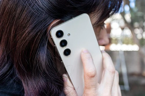 Foto de una persona hablando por teléfono