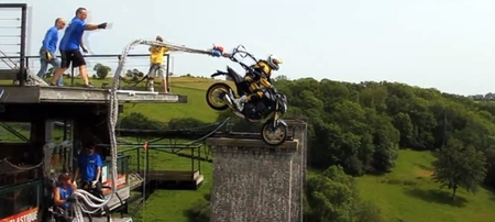 ¿Se puede hacer puenting sin bajarte de la moto?