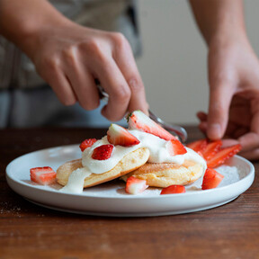 Las fresas con nata están muy bien, pero cuando descubres cómo quedan con este queso no hay vuelta atrás 