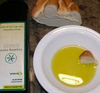 Pan de pueblo con aceite para el desayuno de los niños