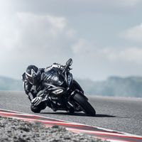 Pequeños retoques estéticos para la Kawasaki ZX-10RR. Si el misil vuela, no lo cambies