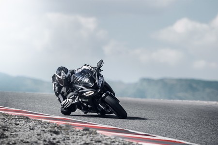 Pequeños retoques estéticos para la Kawasaki ZX-10RR. Si el misil vuela, no lo cambies