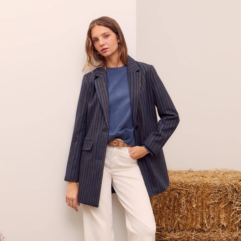 Abrigo de mujer con manga encajada