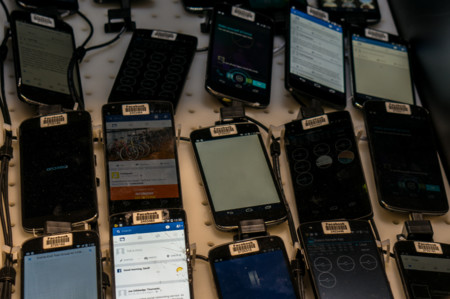 Facebook tiene una impresionante "granja" de 2.000 smartphones para probar sus actualizaciones
