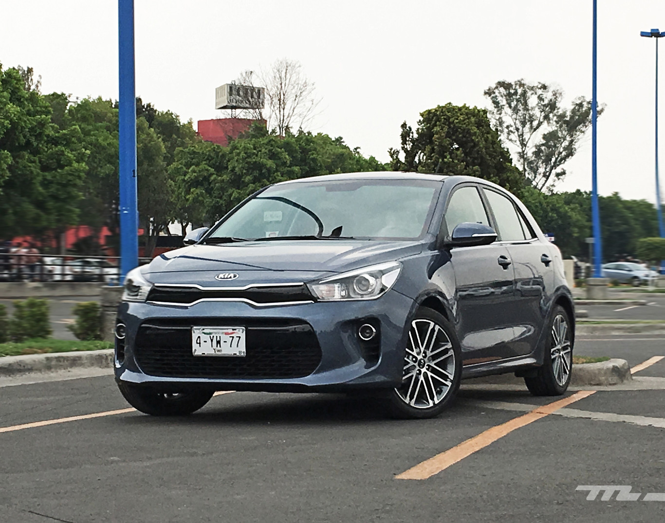 Manejamos el KIA Rio y lo analizamos contra los hatchback del momento