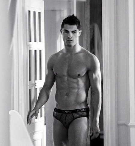 Cristiano Ronaldo, la tableta y el paquete