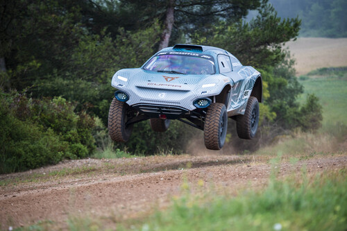 Volamos en el CUPRA de Extreme E, un salvaje coche eléctrico de carreras con Jutta Kleinschmidt al volante
