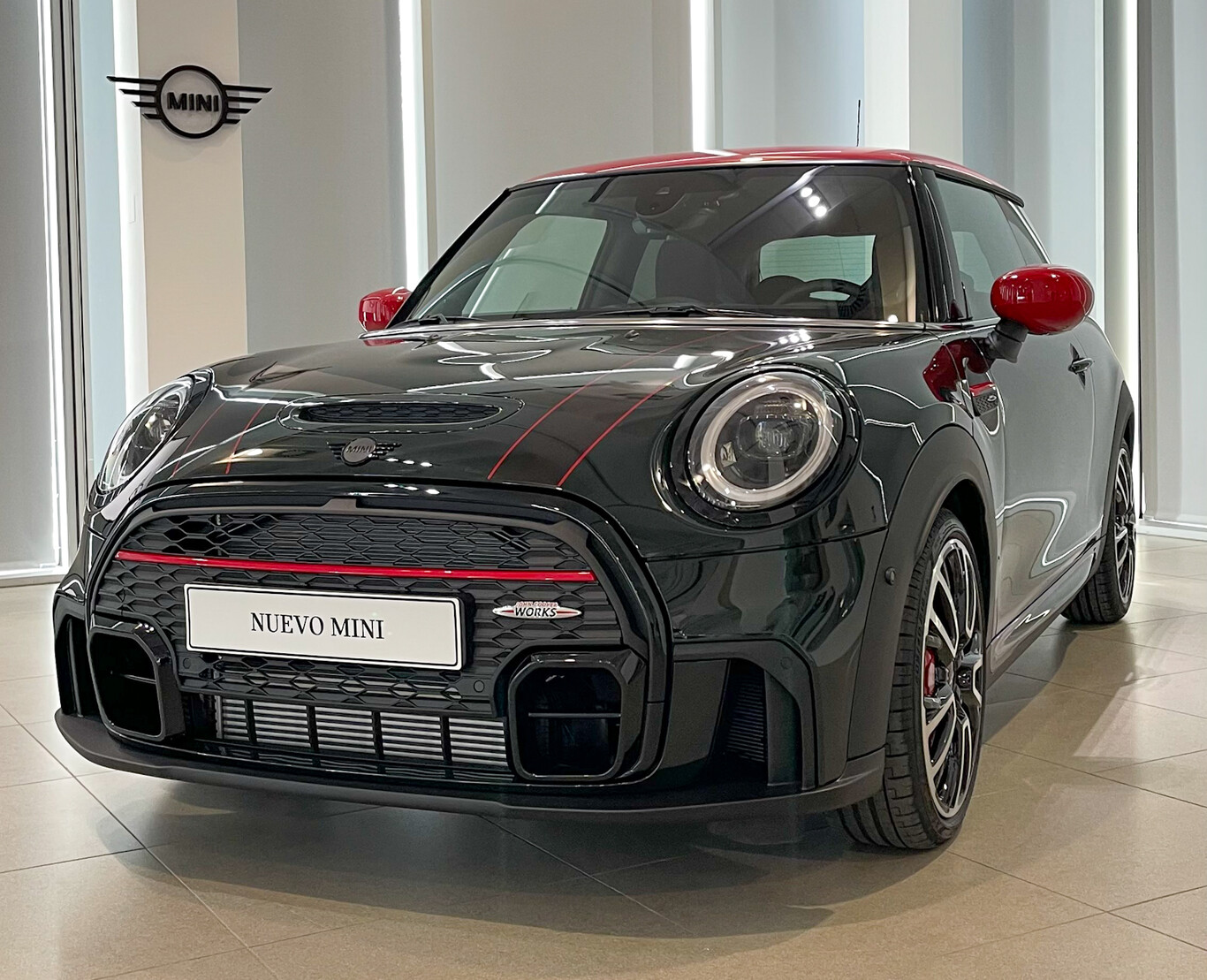 Primer contacto con el MINI 2021: el icono se pone al día por dentro y por fuera, aunque su corazón sigue siendo el mismo (y su espíritu también)