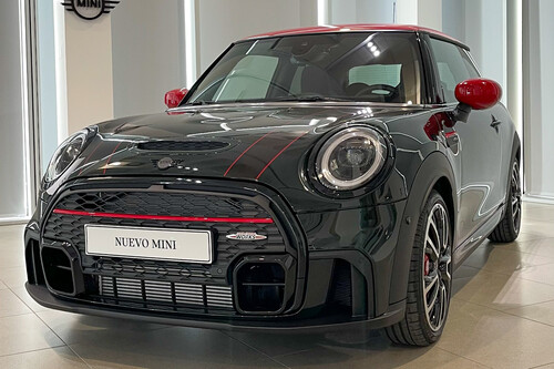 Primer contacto con el MINI 2021: el icono se pone al día por dentro y por fuera, aunque su corazón sigue siendo el mismo (y su espíritu también)