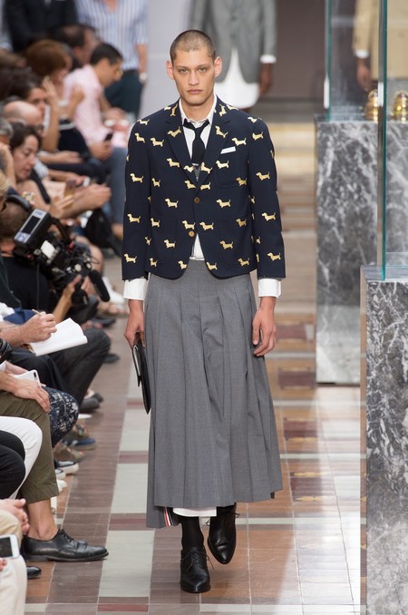 Tacones, faldas y vestidos: Thom Browne renueva el estilo ejecutivo vistiéndolo de mujer