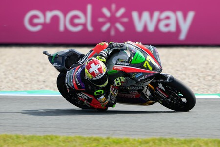 Dominique Aegerter impone su ley sobre Mattia Casadei en una apasionante carrera de MotoE en Assen