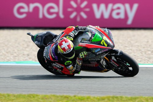 Dominique Aegerter impone su ley sobre Mattia Casadei en una apasionante carrera de MotoE en Assen