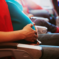 Viajar en avión en el embarazo: respondemos a siete preguntas frecuentes