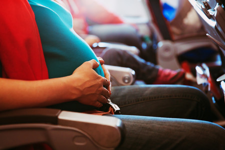 Viajar en avión en el embarazo: respondemos a siete preguntas frecuentes