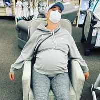 El embarazo es agotador: la cantante Katy Perry comparte con humor lo exhausta que está mientras hace las compras de su bebé