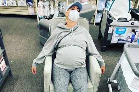 El embarazo es agotador: la cantante Katy Perry comparte con humor lo exhausta que está mientras hace las compras de su bebé