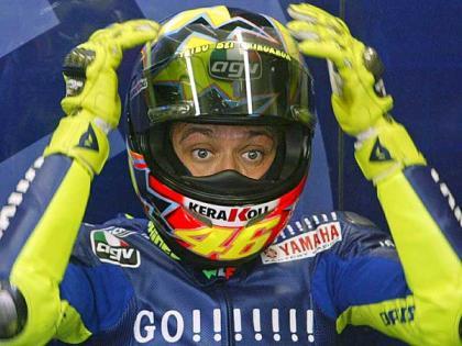 Sacerdote abucheado por criticar a Rossi