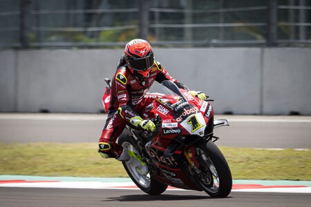 ¡Apabullante! Álvaro Bautista pone la directa a por el título arrasando sin piedad en la Race1 de Mandalika