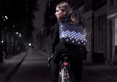 Con las mochilas reflectantes de Julia Thissen, no hace falta que renuncies al estilo para ir seguro en bici