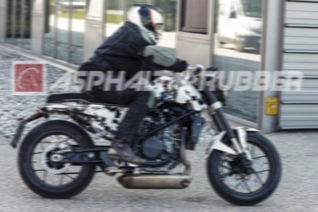 ¿Está trabajando Husqvarna en una Cafe Racer? Eso parece, y tomando como base la Supermoto 701