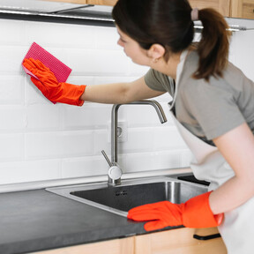 Mercadona tiene una esponja mágica con la que dejar los azulejos de la cocina limpios en segundos y sin necesidad de frotar