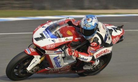 Carlos Checa en acción Misano