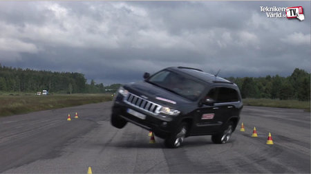 El Jeep Grand Cherokee que se enfrenta al alce... y empata