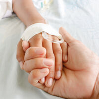 Muere un niño por hepatitis de origen desconocido y 17 necesitaron un trasplante de hígado: 169 casos detectados, 13 de ellos en España 