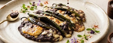 Chiles jalapeños rellenos de frijoles y queso con salsa negra: una receta fácil, económica y perfecta para Cuaresma