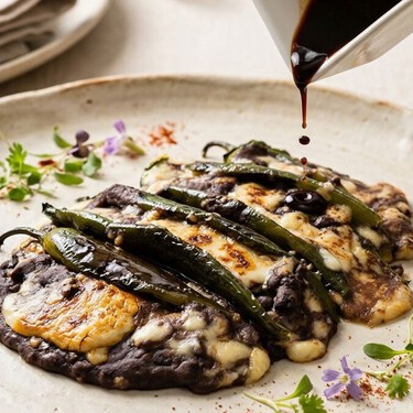 Chiles jalapeños rellenos de frijoles y queso con salsa negra: una receta fácil, económica y perfecta para Cuaresma