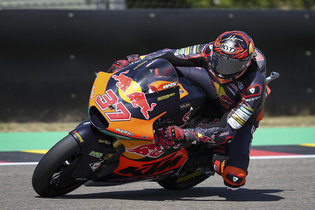 Augusto Fernández bate a Pedro Acosta para plasmar el dominio del KTM Ajo en Moto2 en Sachsenring