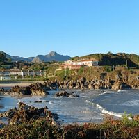 Llanes era uno de los grandes paraísos camper del norte de España. Ahora dormir fuera de estas 86 plazas puede costarte una multa de 500 euros 