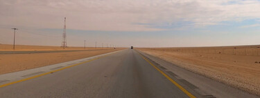 La carretera recta más larga del mundo es un desafío mental: 240 km sin curvas en pleno desierto que hace 30 años vivimos en nuestras carnes 