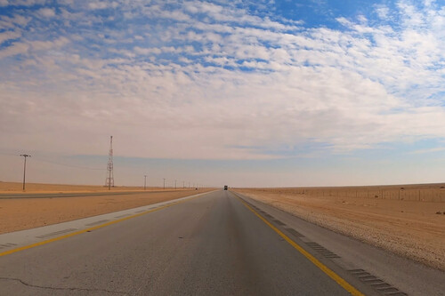 La carretera recta más larga del mundo es un desafío mental: 240 km sin curvas en pleno desierto que hace 30 años vivimos en nuestras carnes 