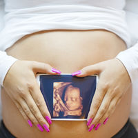 Se queda embarazada de su pareja mientras gestaba de manera subrogada al bebé de otra pareja 