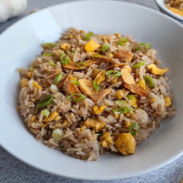 Arroz frito con ajo o Khao Pad Kra-tiam, la receta tailandesa más sencilla de hacer